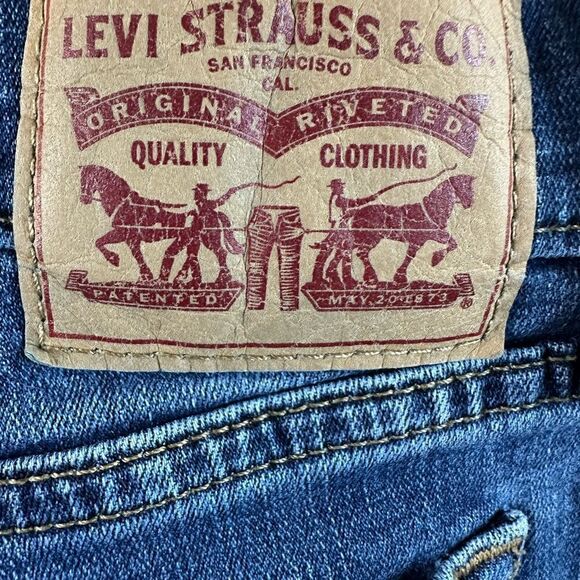 EUC Levi’s Women’s Boyfriend Jeans - Picture 7 of 12